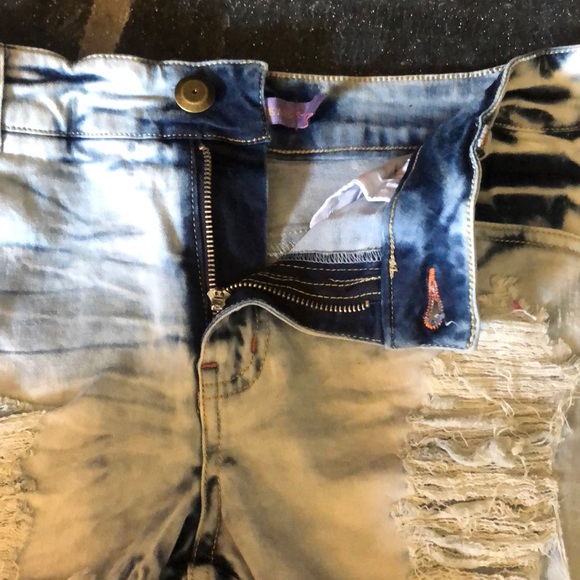 Acid washed distressed jean shorts EUC!! - Picture 5 of 7